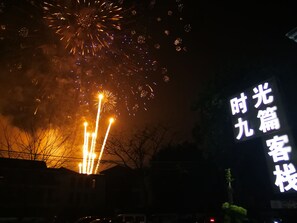 Front of property – evening/night - Yangshuo 9 Time Hotel (Guilin)