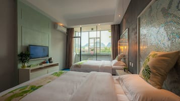 Desk, blackout curtains, free WiFi