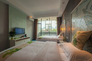 Desk, blackout curtains, free WiFi - Yangshuo 9 Time Hotel (Guilin)