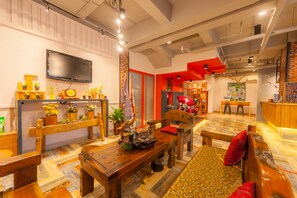 Lobby sitting area - Yangshuo 9 Time Hotel (Guilin)