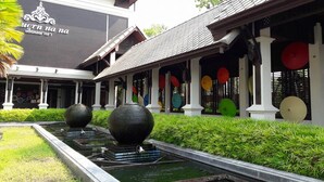 A traditional building with a sign reading "Muang Na Na". - Huern Na Na Boutique Hotel (Phrae)