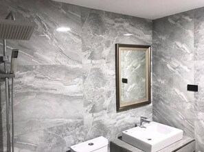 Duplex Family Suite | Salle de bain | Douche, articles de toilette gratuits, sèche-cheveux, chaussons