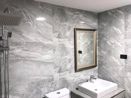 Duplex Family Suite | Banheiro | Chuveiro, produtos de toalete grátis, secador de cabelo, chinelos