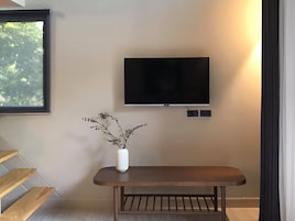 Duplex Family Suite | Zona de estar | Smart TV de 32 pulgadas con canales digitales, Netflix