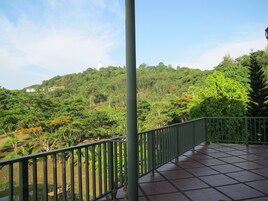 Family House | Cortinas opacas, wifi gratis, ropa de cama