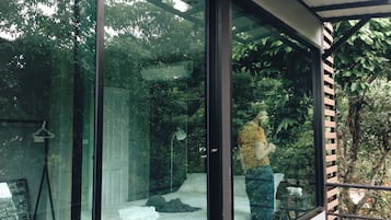 Studio Room Forest View | Tirai kedap cahaya dan Wi-Fi gratis