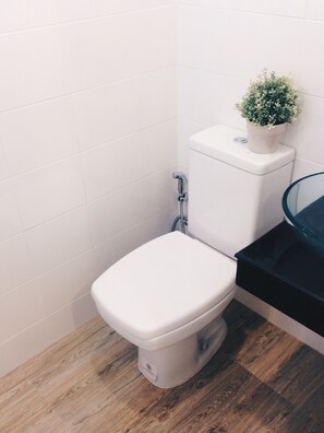 Standard - 1 Double | Bathroom amenities | Free toiletries, hair dryer, slippers, towels