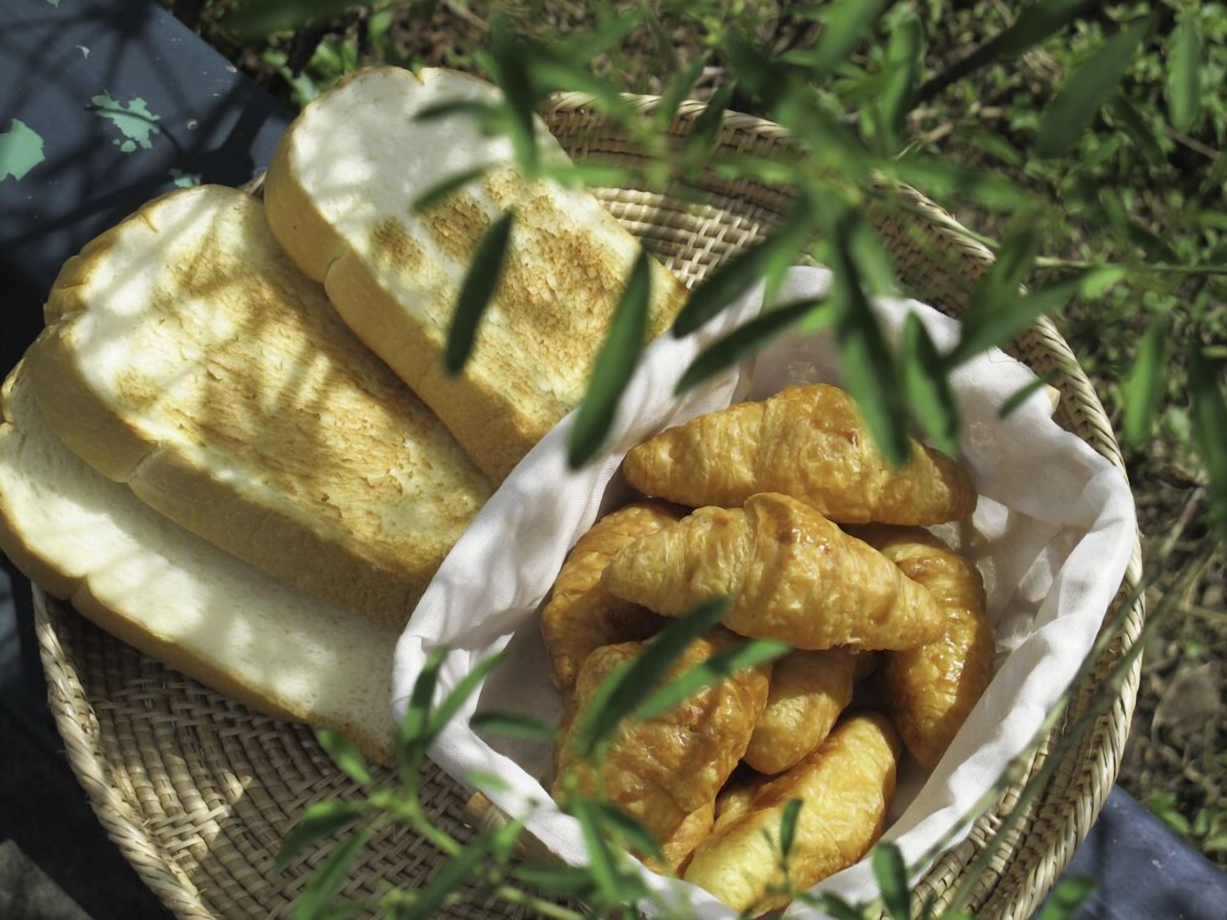 daily buffet breakfast (thb 300 per person)