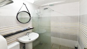Habitación (17 PY, Randomly assign upon check in) | Baño | Regadera y toallas 