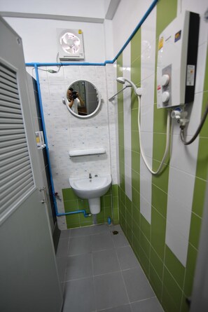 Habitación con 2 camas individuales | Baño | Regadera, amenidades de baño gratuitas, toallas 