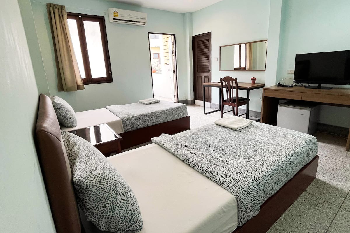 Superior Room With Balcony | Bàn, truy cập Internet không dây miễn phí, bộ trải giường