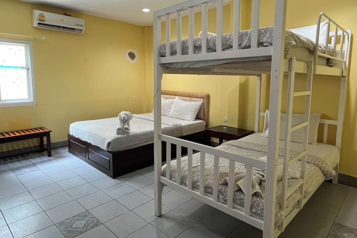 Family Quadruple Room, Multiple Beds, Non Smoking