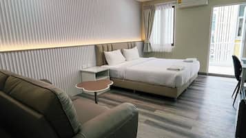 Dobbeltrom – grand | Skrivebord, skrivebord for bærbar PC, wi-fi (inkludert) og sengetøy