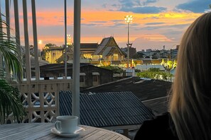 Chambre Deluxe avec lits jumeaux, 2 grands lits, balcon, vue ville | Vue depuis le balcon