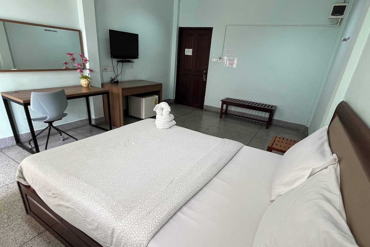 Desk, free WiFi, bed sheets