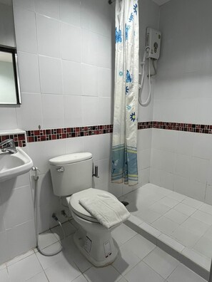 Buồng tắm vòi sen, đồ dùng nhà tắm miễn phí, máy sấy tóc, khăn tắm