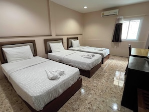 Triple Room, 1 Bedroom, Non Smoking | Desk, free WiFi, bed sheets