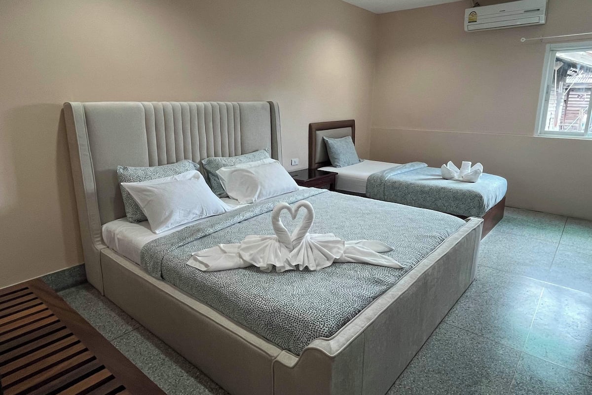 Comfort Room, Multiple Beds, Non Smoking | Desk, laptop workspace, free WiFi, bed sheets