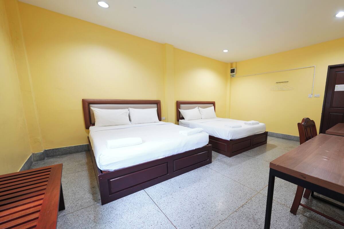 Habitación cuádruple clásica | Escritorio, espacio para trabajar con un portátil, wifi gratis