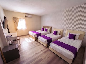 Deluxe Suite for 4 | Desk, laptop workspace, soundproofing, free WiFi - Excel Hotel Bangkok (Bangkok)