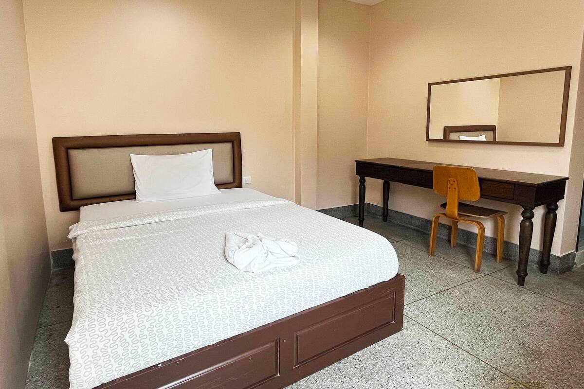 Habitación básica con 1 cama doble o 2 individuales | Escritorio, espacio para trabajar con un portátil, wifi gratis