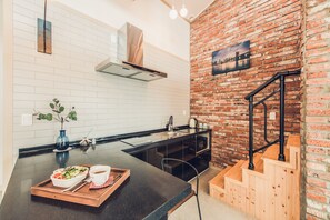 Family Room | Dapur pribadi | Lemari es, microwave, ketel listrik, dan peralatan masak/sendok-piring