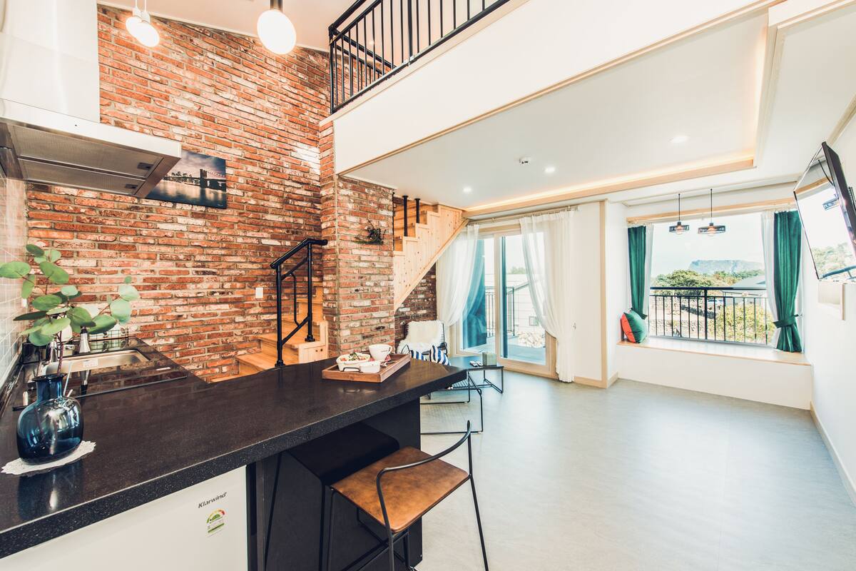 Family Room | Living area | 40-inch flat-screen TV with cable channels, TV