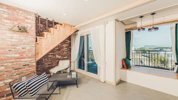Family Room | 客廳 | 40 吋平面電視連有線電視頻道、電視