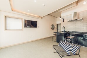 Family Room | Wohnbereich | 40-Zoll-Flachbildfernseher mit Kabelempfang, Fernseher