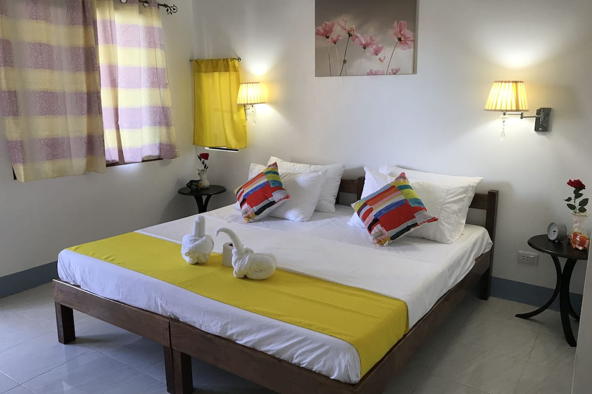 Deluxe Double Room | In-room safe, desk, free WiFi, bed sheets