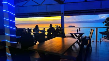 Se sirven desayunos y cocina local e internacional; con vista al mar