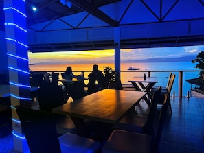 Serviço de café da manhã, local e internacional, vistas para o mar