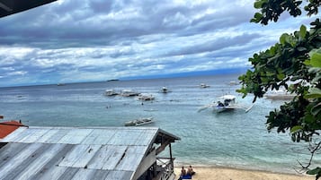 Breakfast, lunch served; local and international cuisine, ocean views