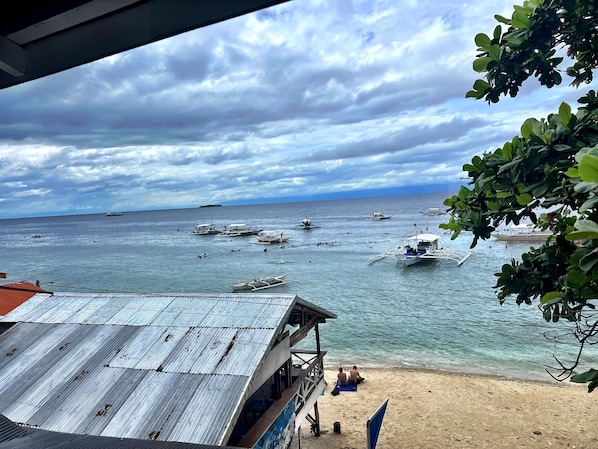 Breakfast, lunch served; local and international cuisine, ocean views