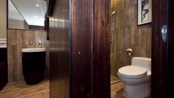 Classic Double Room | Bathroom | Shower, free toiletries, towels