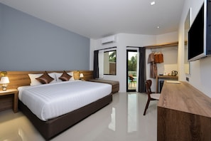 Deluxe Double Room with Pool Access | Frigobar, escrivaninha, espaço de trabalho para notebook