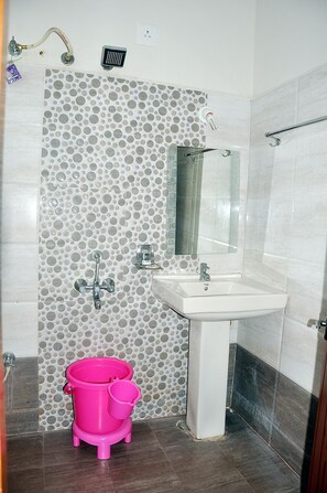 Shower, deep-soaking bathtub, free toiletries, towels