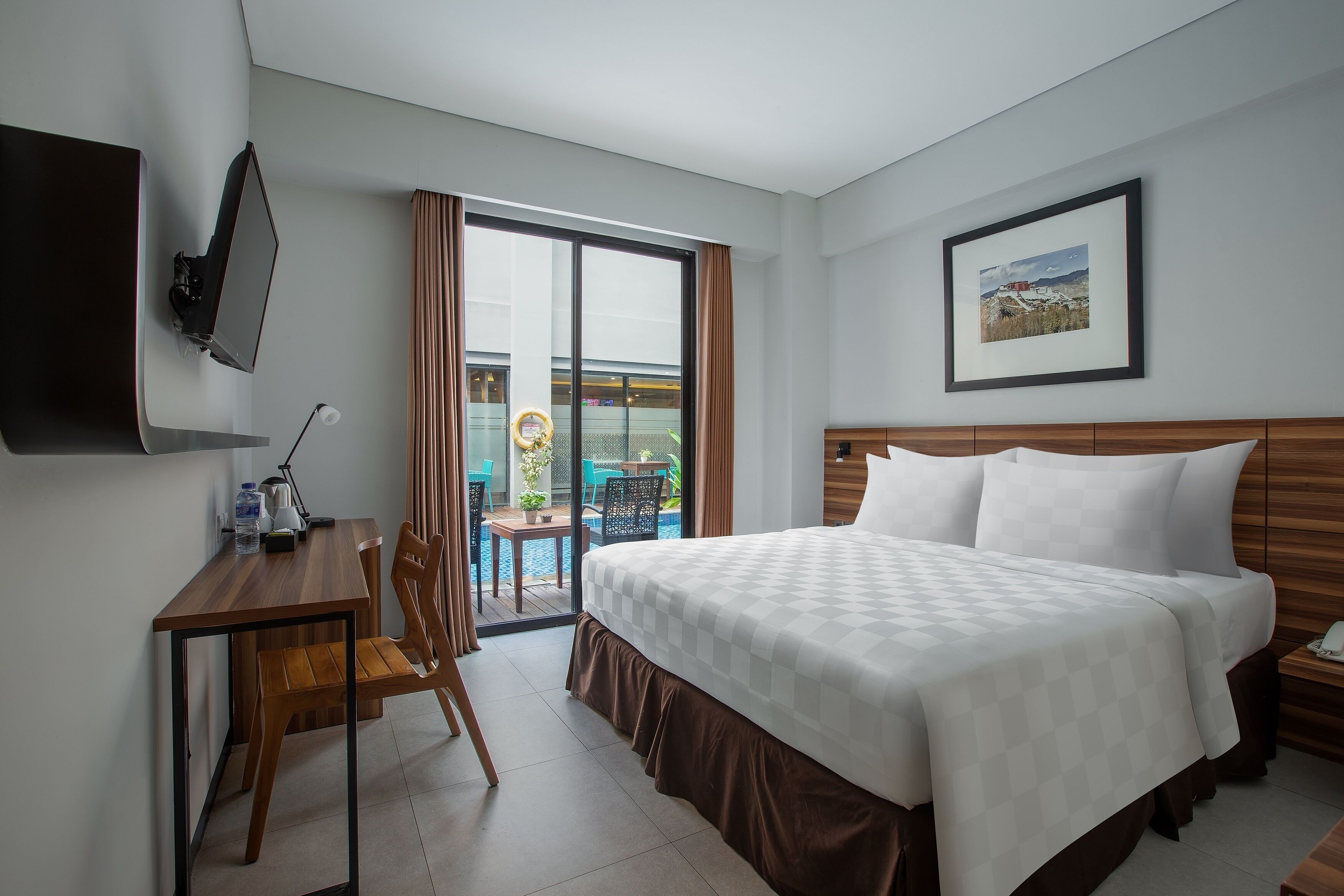 Deluxe Pool Access | Premium bedding, minibar, in-room safe, desk