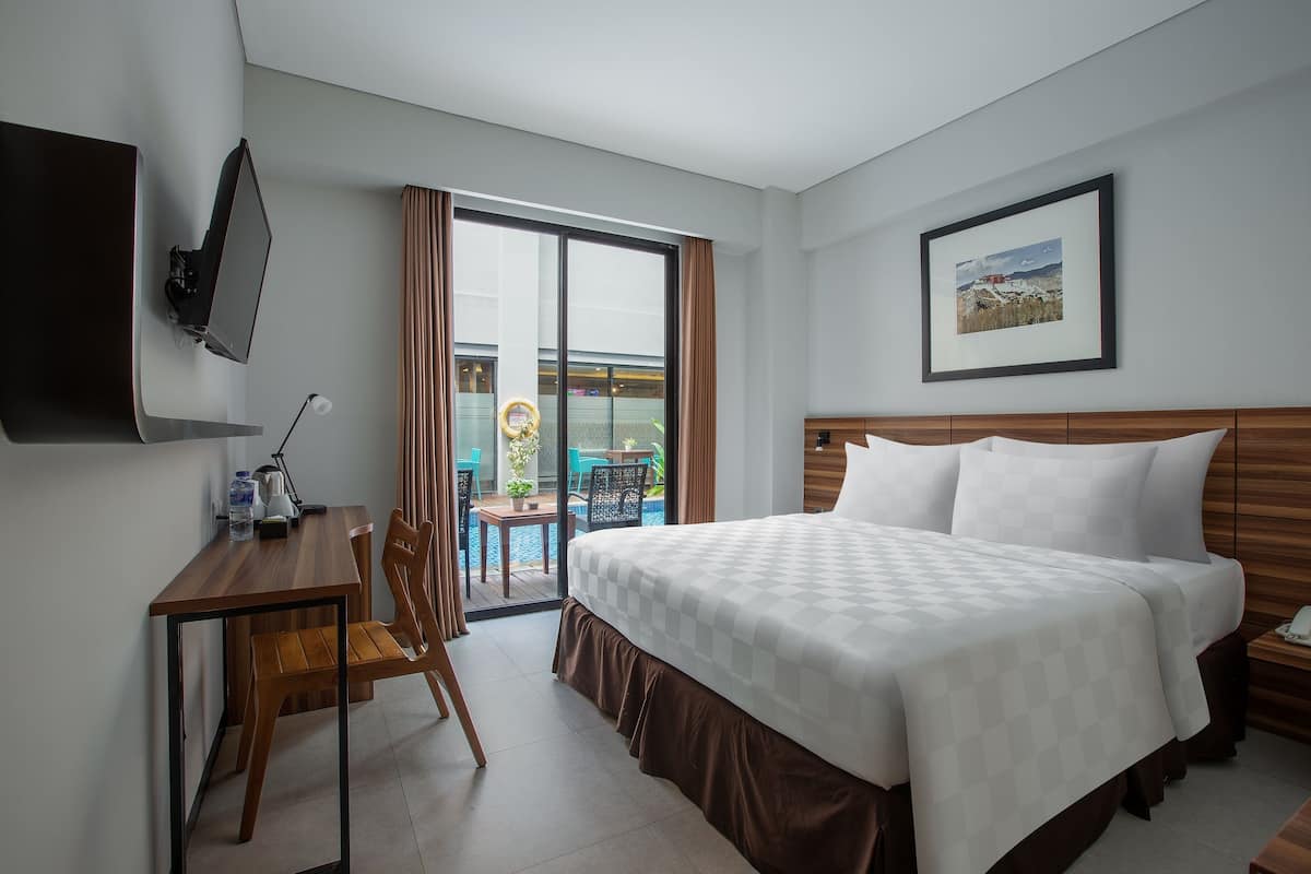 Deluxe Pool Access | Premium bedding, minibar, in-room safe, desk