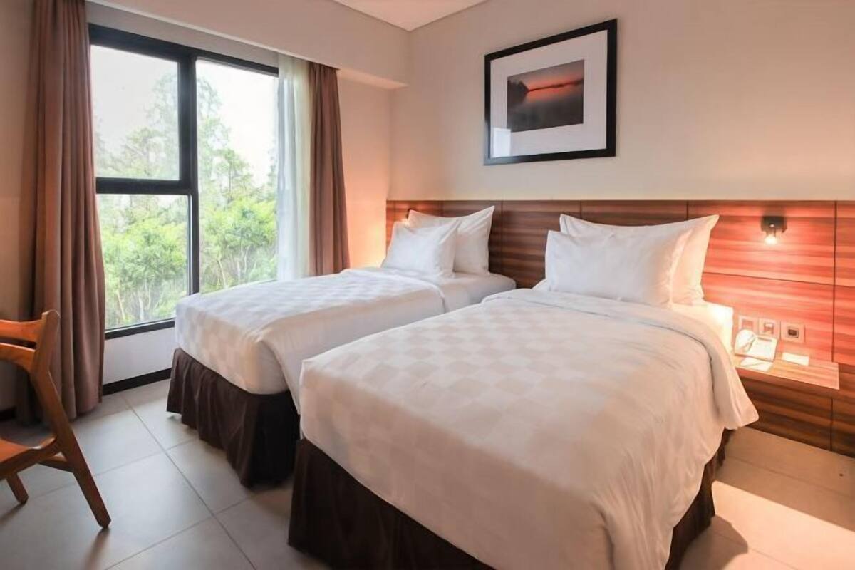 高档床上用品、迷你吧、客房内保险箱、办公桌