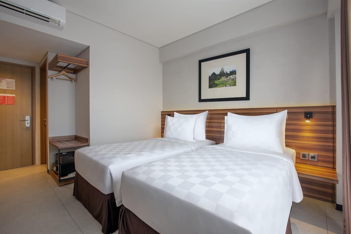 Deluxe Twin | Premium bedding, minibar, in-room safe, desk