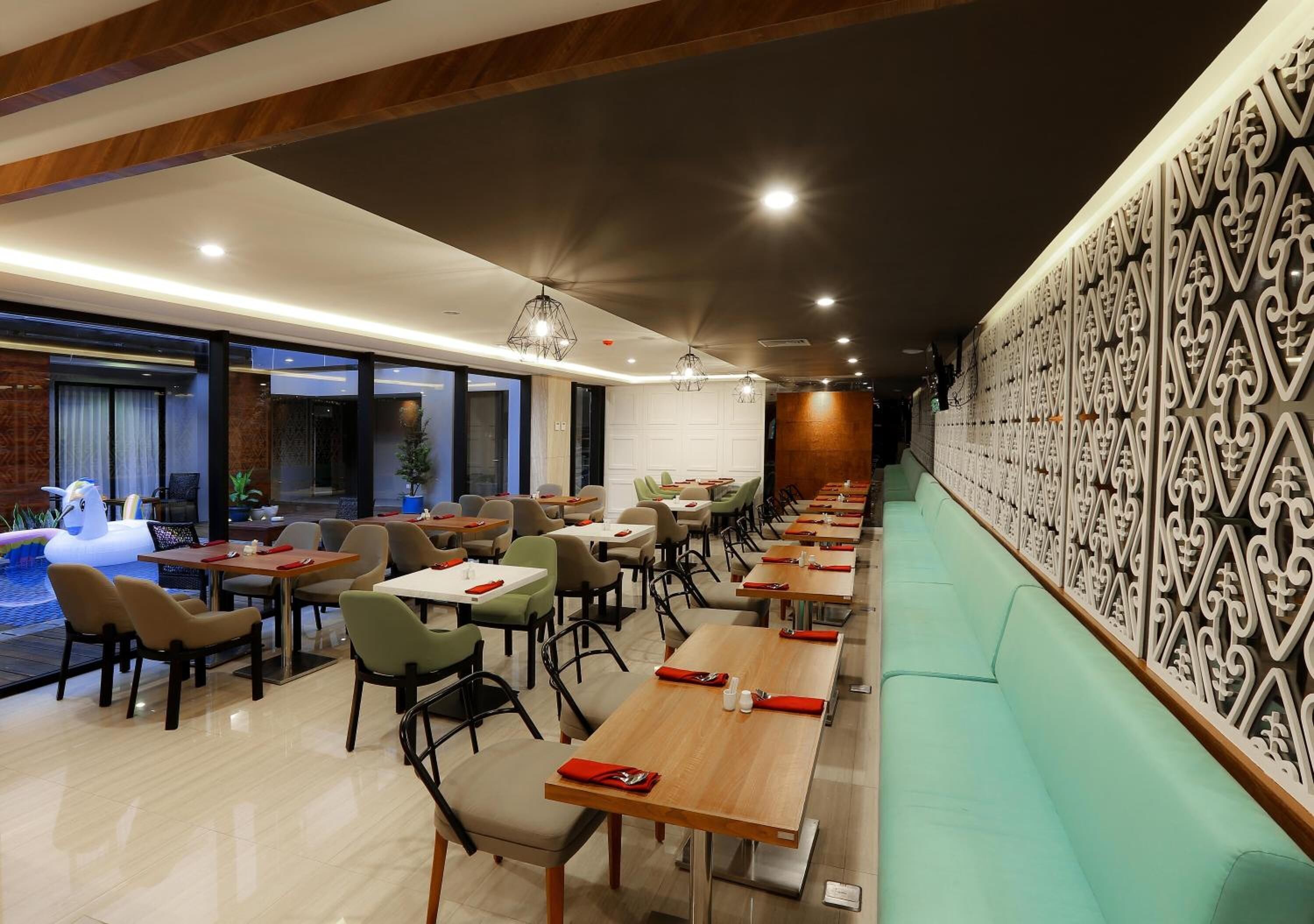 Breakfast, lunch, dinner served; local and international cuisine 