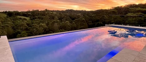 Piscine extérieure, chaises longues