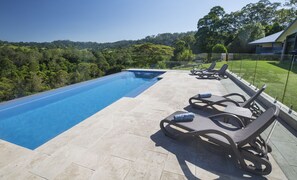 Outdoor pool, pool loungers - Mapleton Springs (Mapleton)