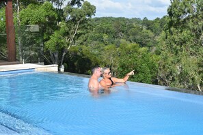 Outdoor pool, sun loungers - Mapleton Springs (Mapleton)