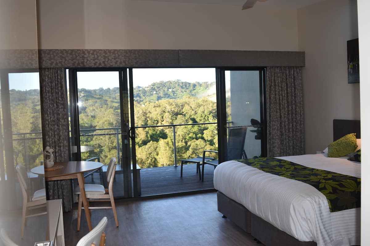 1 bedroom, individually decorated, individually furnished, soundproofing