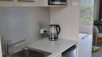 Frigobar, microondas, cafetera/tetera, tetera/pava eléctrica