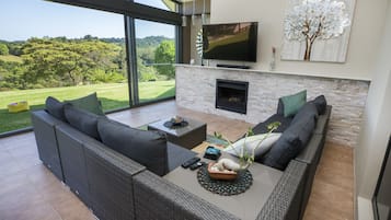 Salón lounge en el lobby, con vista a la piscina, abre todos los días