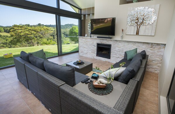 Salón lounge en el lobby, con vista a la piscina, abre todos los días