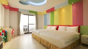 Cubrecamas, muebles diferentes, escritorio y cortinas blackout